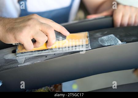 Polir une partie de carrosserie d'un véhicule à l'aide d'un outil Banque D'Images