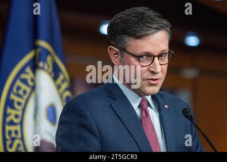 Washington, États-Unis. 05 novembre 2023. Président de la Chambre des représentants des États-Unis Mike Johnson (républicain de Louisiane) tient une conférence de presse dans le bâtiment du Capitole à Washington, DC, USA, le jeudi 2 novembre, 2023. photo Annabelle Gordon/CNP/ABACAPRESS.COM crédit : Abaca Press/Alamy Live News Banque D'Images