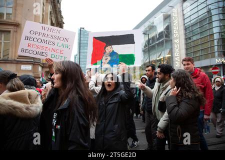 Manchester, Royaume-Uni. 04 novembre 2023. Libération de la Palestine et fin du conflit de Gaza manifestation, Manchester 4 novembre 2023 crédit : Rachel Parsley/Alamy Live News Banque D'Images