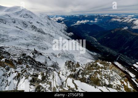 Mont blanc Bergmassiv Blick am 22. Oktober 2023 vom Gipfel aiguille du midi 3842 und der gleichnamigen Aussichtsplatform im Bergmassiv Mont blanc à Richtung Chamonix. Charmonix haute-Savoie Frankreich  JK11686 *** vue du massif du Mont blanc le 22 octobre 2023 depuis le sommet de l'aiguille du midi 3842 et la plate-forme d'observation du même nom dans le massif du Mont blanc en direction de Chamonix Charmonix haute Savoie France JK11686 crédit : Imago/Alamy Live News Banque D'Images