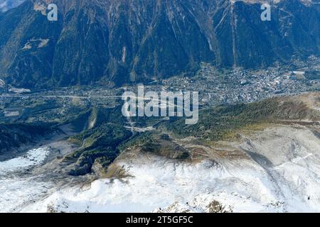 Mont blanc Bergmassiv Blick am 22. Oktober 2023 vom Gipfel aiguille du midi 3842 und der gleichnamigen Aussichtsplatform im Bergmassiv Mont blanc à Richtung Chamonix. Charmonix haute-Savoie Frankreich  JK11746 *** vue du massif du Mont blanc le 22 octobre 2023 depuis le sommet de l'aiguille du midi 3842 et la plate-forme d'observation du même nom dans le massif du Mont blanc en direction de Chamonix Charmonix haute Savoie France JK11746 crédit : Imago/Alamy Live News Banque D'Images