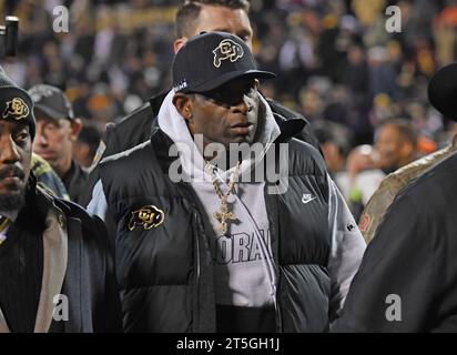 Boulder, États-Unis. 4 novembre 2023. L'entraîneur-chef du Colorado, Deion Sanders, quitte le terrain après que le Colorado ait perdu contre le n ° 16 Oregon State 26-19 à Folsom Field à Boulder, Colorado, le samedi 4 novembre 2023. Photo de Kate Benic/UPI crédit : UPI/Alamy Live News Banque D'Images