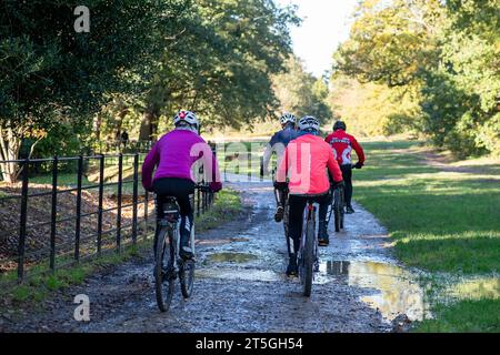 Iver, Buckinghamshire, Royaume-Uni. 5 novembre 2023. Ce fut une belle journée ensoleillée dans Langley Country Park à Wexham, Buckinghamshire où les gens aimaient marcher et faire du vélo dans le parc et s'imprégner des couleurs automnales. Crédit : Maureen McLean/Alamy Live News Banque D'Images