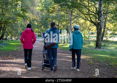 Iver, Buckinghamshire, Royaume-Uni. 5 novembre 2023. Ce fut une belle journée ensoleillée dans Langley Country Park à Wexham, Buckinghamshire où les gens aimaient marcher et faire du vélo dans le parc et s'imprégner des couleurs automnales. Crédit : Maureen McLean/Alamy Live News Banque D'Images