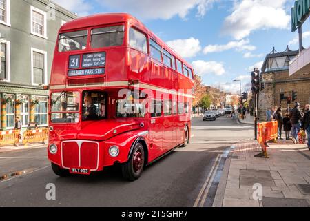 Bus vintage offrant un service gratuit dans le nord de Londres le 5 novembre à l'aide de British Legion Poppy Appeal. Banque D'Images