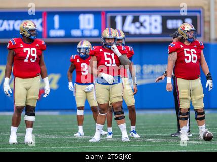 Tulsa, Oklahoma, États-Unis. 04 novembre 2023. Le joueur de ligne offensif de Tulsa Golden Hurricane Tautai Lio Marks (51) et le joueur de ligne offensif de Tulsa Golden Hurricane Will Farniok (56) regardent la défense avant un match pendant le deuxième quart du match de football de la NCAA entre les Charlotte 49ers de l'Université de Caroline du Nord et l'Université de Tulsa Golden Hurricane AT H.A. Chapman Stadium à Tulsa, OK. Ron Lane/CSM (image de crédit : © Ron Lane/Cal Sport Media). Crédit : csm/Alamy Live News Banque D'Images