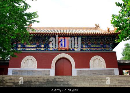 PÉKIN - 23 MAI : paysage architectural de la porte du temple Chan Fu dans le parc Beihai，le 23 mai 2014, Pékin, Chine Banque D'Images