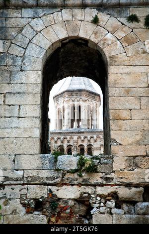 Le clocher médiéval de la cathédrale de St. Domnius peut être vu à travers les portails de l'ancien mur du palais. Banque D'Images