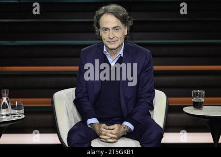 Giovanni di Lorenzo journaliste 11/23 son Giovanni di Lorenzo am 1. Novembre 2023 à Markus Lanz, ZDF TV Fernsehen Talkshow Talk Show Deutsch deutscher Italien italienisch italienisch italienischer Mann TV-modérateur Autor Chefredakteur DIE ZEIT Fernsehmodérateur 3 nach 9 radio Bremen Journalismus auteur allemand animateur de télévision présentateur de journalisme quer halb sitzend lächelnd Neutral *** Giovanni di Lorenzo journaliste 11 23 son Giovanni di Lorenzo on November 1, 2023 dans Markus Lanz, ZDF TV talk show Allemagne Allemand Italie Italien Italien présentateur TV auteur rédacteur en chef D Banque D'Images