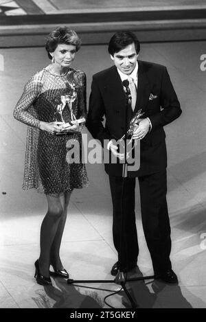 Uschi Glas und Elmar Wepper 12/90 hör Uschi Glas mit Elmar Wepper während der Verleihung des Bambi im Dezember 1990 à Leipzig Medienpreis Fernsehpreis Preisverleihung Burda Gala TV Fernsehen Deutsch deutsche deutscher Frau Mann Schauspielerin Schauspiel Schauspieler Fernsehserie Zwei Münchner à Hambourg ZDF Serie film Kino Spielfilm Synchronsprecher acteur allemand actrice hoch ganz stehend freistellbar Bambi Preis haltend sprechend lächelnd Bühne sw *** Uschi Glas et Elmar Wepper 12 90 hör Uschi Glas avec Elmar Wepper pendant le prix cérémonie du Bambi en décembre 1990 à Leipz Banque D'Images