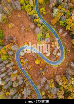 Aberfoyle, Stirling, Écosse, Royaume-Uni. 4 novembre 2023. Vue aérienne des virages en S sur la route sinueuse sur le Duke’s Pass dans les Trossachs près d’Aberfoyle. Banque D'Images