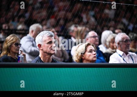 Paris, France. 05 novembre 2023. Parents de Stefanos Tsitsipas son entraîneur Apostolos Tsitsipas et sa mère Julia Apostoli lors du tournoi de tennis masculin Rolex Paris Masters ATP Masters 1000 le 4 novembre 2023 à l'Accor Arena Bercy à Paris. Photo de Victor Joly/ABACAPRESS.COM crédit : Abaca Press/Alamy Live News Banque D'Images