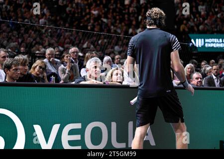Paris, France. 05 novembre 2023. Parents de Stefanos Tsitsipas son entraîneur Apostolos Tsitsipas et sa mère Julia Apostoli lors du tournoi de tennis masculin Rolex Paris Masters ATP Masters 1000 le 4 novembre 2023 à l'Accor Arena Bercy à Paris. Photo de Victor Joly/ABACAPRESS.COM crédit : Abaca Press/Alamy Live News Banque D'Images