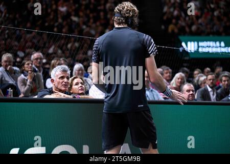 Paris, France. 05 novembre 2023. Parents de Stefanos Tsitsipas son entraîneur Apostolos Tsitsipas et sa mère Julia Apostoli lors du tournoi de tennis masculin Rolex Paris Masters ATP Masters 1000 le 4 novembre 2023 à l'Accor Arena Bercy à Paris. Photo de Victor Joly/ABACAPRESS.COM crédit : Abaca Press/Alamy Live News Banque D'Images