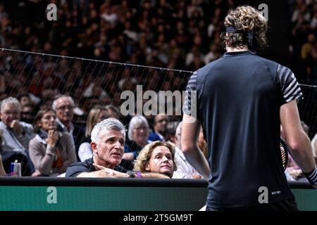 Parents de Stefanos Tsitsipas son entraîneur Apostolos Tsitsipas et sa mère Julia Apostoli lors du tournoi de tennis masculin Rolex Paris Masters ATP Masters 1000 le 4 novembre 2023 à l'Accor Arena Bercy à Paris. Photo de Victor Joly/ABACAPRESS.COM Banque D'Images