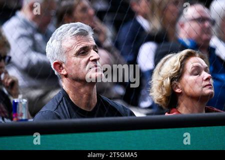 Parents de Stefanos Tsitsipas son entraîneur Apostolos Tsitsipas et sa mère Julia Apostoli lors du tournoi de tennis masculin Rolex Paris Masters ATP Masters 1000 le 4 novembre 2023 à l'Accor Arena Bercy à Paris. Photo de Victor Joly/ABACAPRESS.COM Banque D'Images