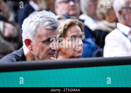 Parents de Stefanos Tsitsipas son entraîneur Apostolos Tsitsipas et sa mère Julia Apostoli lors du tournoi de tennis masculin Rolex Paris Masters ATP Masters 1000 le 4 novembre 2023 à l'Accor Arena Bercy à Paris. Photo de Victor Joly/ABACAPRESS.COM Banque D'Images