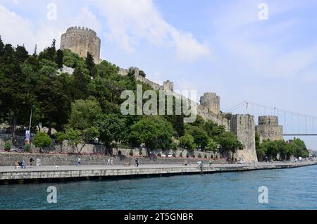 Istanbul, Türkiye. Excursion en bateau le long du Bosphore. Château de Rumeli sur le côté européen du Bosphore dans le quartier de Sarıyer à Istanbul Banque D'Images