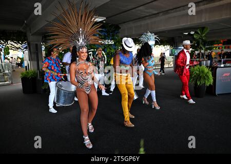 Sao Paulo, Brésil. 05 novembre 2023. Ambiance paddock - danseurs. 05.11.2023. Formula 1 World Championship, Rd 21, Brazilian Grand Prix, Sao Paulo, Brésil, jour de la course. Le crédit photo doit se lire : XPB/Press Association Images. Crédit : XPB Images Ltd/Alamy Live News Banque D'Images