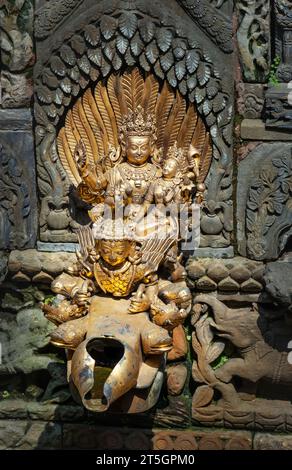 Vishnu Dieu et Laxmi Déesses statue de couple en or statue dans le palais royal médiéval de Patan Durbar Square et site du patrimoine mondial de l'UNESCO. Lalitpur, Népal. Banque D'Images