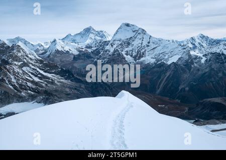 Makalu cinquième plus haute montagne du monde à 8481m (derrière) et Chamlang à 7319m (au centre) Belle prise de vue matinale depuis le mont Mera Peak avec sno Banque D'Images