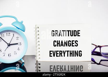 La gratitude change tout. Libellé de texte dans le bloc-notes. Expression de politesse, satisfaction, évaluation positive des événements. Banque D'Images