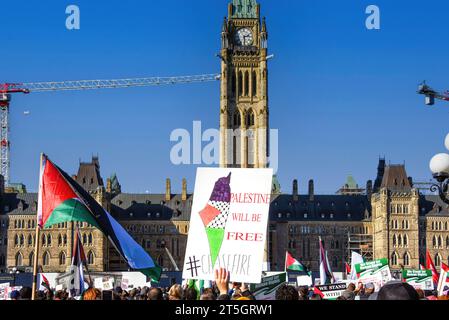 Ottawa, Canada - le 4 novembre 2023 : des manifestants se rassemblent sur la Colline du Parlement pour appeler au soutien des résidents de la bande de Gaza, à la fin des restrictions sur l'aide humanitaire dans la région et à un cessez-le-feu dans la guerre Israël-Hamas. La foule exige également que le Canada cesse de soutenir l’action militaire israélienne contre le Hamas. Banque D'Images