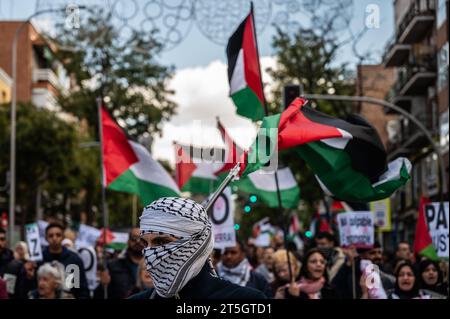 Madrid, Espagne. 05 novembre 2023. Des personnes protestant lors d'une manifestation en faveur de la Palestine. La communauté palestinienne de Madrid est descendue dans les rues du quartier de Vallecas pour manifester son soutien au peuple palestinien et pour protester contre les attaques israéliennes contre la bande de Gaza. Suite à une attaque meurtrière du Hamas dans le sud d’Israël le 7 octobre, Israël a mené des frappes aériennes intensives et une invasion terrestre potentielle sur la bande de Gaza. Crédit : Marcos del Mazo/Alamy Live News Banque D'Images