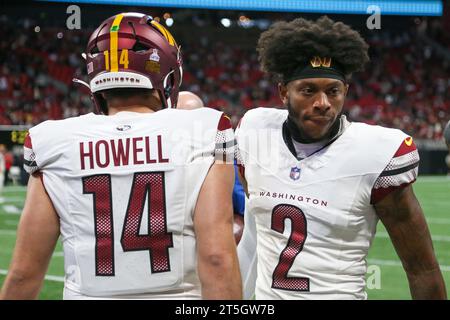 Atlanta, Géorgie, États-Unis. 15 octobre 2023. Le quarterback des Washington Commanders Sam Howell (14 (L) serre la main du grand receveur Dyami Brown (2) après le match contre les Falcons d'Atlanta au Mercedes-Benz Stadium. (Image de crédit : © Debby Wong/ZUMA Press Wire) USAGE ÉDITORIAL SEULEMENT! Non destiné à UN USAGE commercial ! Banque D'Images