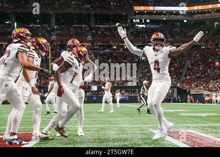 Atlanta, Géorgie, États-Unis. 15 octobre 2023. Le Wide Receiver Curtis Samuel (4) des Washington Commanders célèbre après un touchdown pendant le match contre les Falcons d'Atlanta au Mercedes-Benz Stadium. (Image de crédit : © Debby Wong/ZUMA Press Wire) USAGE ÉDITORIAL SEULEMENT! Non destiné à UN USAGE commercial ! Banque D'Images