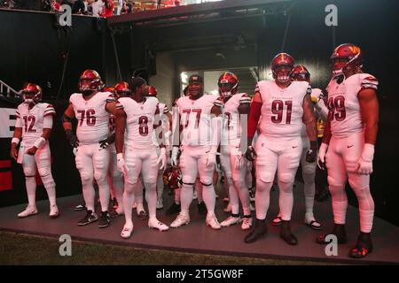 Atlanta, Géorgie, États-Unis. 15 octobre 2023. Les joueurs des Washington Commanders attendent d'entrer sur le terrain contre les Falcons d'Atlanta au Mercedes-Benz Stadium. (Image de crédit : © Debby Wong/ZUMA Press Wire) USAGE ÉDITORIAL SEULEMENT! Non destiné à UN USAGE commercial ! Banque D'Images