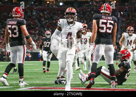 Atlanta, Géorgie, États-Unis. 15 octobre 2023. Le Wide Receiver Curtis Samuel (4) des Washington Commanders célèbre après un touchdown pendant le match contre les Falcons d'Atlanta au Mercedes-Benz Stadium. (Image de crédit : © Debby Wong/ZUMA Press Wire) USAGE ÉDITORIAL SEULEMENT! Non destiné à UN USAGE commercial ! Banque D'Images