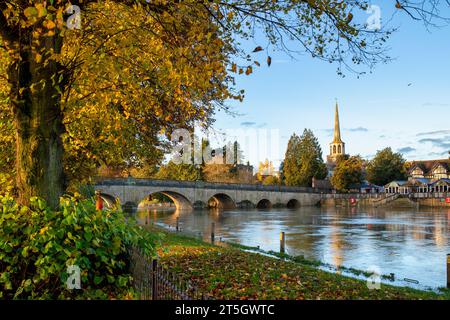 Wallingford à l'automne au lever du soleil. Oxfordshire, Angleterre Banque D'Images