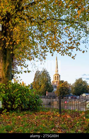 Wallingford à l'automne au lever du soleil. Oxfordshire, Angleterre Banque D'Images