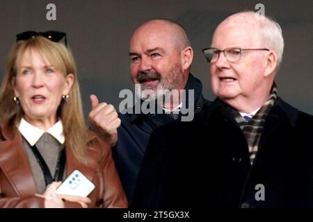 Steve Clarke (au centre), entraîneur écossais, regarde pendant le match de demi-finale de la Viaplay Cup à Hampden Park, Glasgow. Date de la photo : dimanche 5 novembre 2023. Banque D'Images