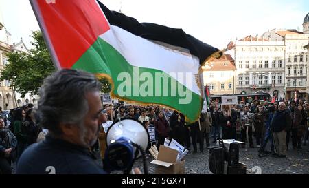 Prague, République tchèque. 05 novembre 2023. Manifestation et marche en soutien aux Palestiniens à Prague, République tchèque, le 5 novembre 2023. Des dizaines de personnes se sont présentées sur la place de la petite ville de Prague pour assister à un rassemblement en faveur des Palestiniens, portant des banderoles et des drapeaux palestiniens. Crédit : Michal Kamaryt/CTK photo/Alamy Live News Banque D'Images