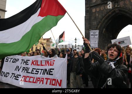 Prague, République tchèque. 05 novembre 2023. Manifestation et marche en soutien aux Palestiniens à Prague, République tchèque, le 5 novembre 2023. Des dizaines de personnes se sont présentées sur la place de la petite ville de Prague pour assister à un rassemblement en faveur des Palestiniens, portant des banderoles et des drapeaux palestiniens. Crédit : Michal Kamaryt/CTK photo/Alamy Live News Banque D'Images