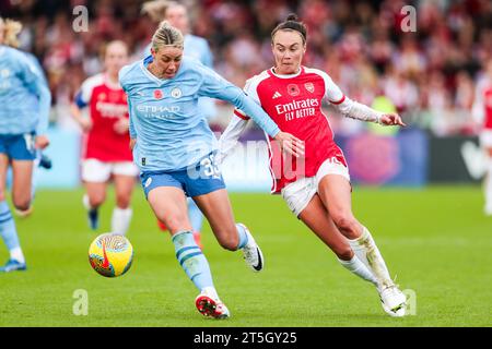 Alanna Kennedy de Manchester City affronte Caitlin Foord d'Arsenal lors du match de Super League féminin Arsenal FC contre Manchester City Women FC au Meadow Park Stadium, Borehamwood, Angleterre, Royaume-Uni le 5 novembre 2023 Credit : Every second Media/Alamy Live News Banque D'Images