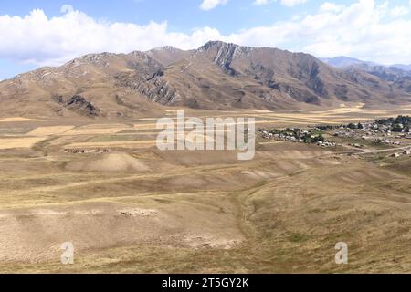 Plateau montagneux au-dessus d'un petit village sur la route de Kazarman, district de la région de Jalal-Abad dans l'ouest du Kirghizistan Banque D'Images