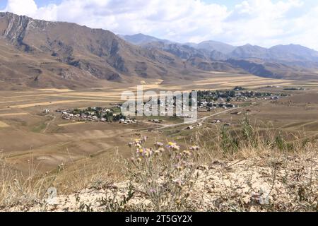 Plateau montagneux au-dessus d'un petit village sur la route de Kazarman, district de la région de Jalal-Abad dans l'ouest du Kirghizistan Banque D'Images