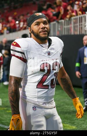 Atlanta, Géorgie, États-Unis. 15 octobre 2023. Les commandants de Washington reprennent Chris Rodriguez Jr. (23) après le match contre les Falcons d'Atlanta au Mercedes-Benz Stadium. (Image de crédit : © Debby Wong/ZUMA Press Wire) USAGE ÉDITORIAL SEULEMENT! Non destiné à UN USAGE commercial ! Banque D'Images