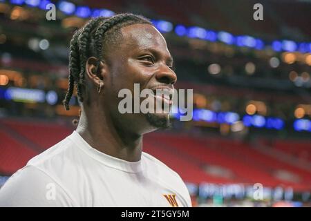 Atlanta, Géorgie, États-Unis. 15 octobre 2023. Les commandants de Washington reprennent Brian Robinson Jr. (8) avant le match contre les Falcons d'Atlanta au Mercedes-Benz Stadium. (Image de crédit : © Debby Wong/ZUMA Press Wire) USAGE ÉDITORIAL SEULEMENT! Non destiné à UN USAGE commercial ! Banque D'Images