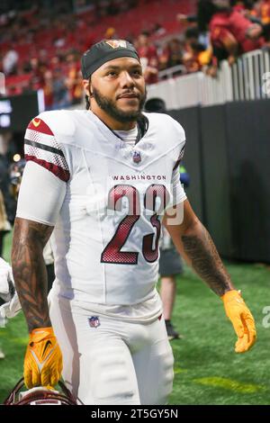 Atlanta, Géorgie, États-Unis. 15 octobre 2023. Les commandants de Washington reprennent Chris Rodriguez Jr. (23) après le match contre les Falcons d'Atlanta au Mercedes-Benz Stadium. (Image de crédit : © Debby Wong/ZUMA Press Wire) USAGE ÉDITORIAL SEULEMENT! Non destiné à UN USAGE commercial ! Banque D'Images