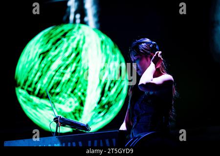 Hong Kong. 05 novembre 2023. La DJ thaïlandaise Nelly se produit lors du gala gay Games 2023 au Queen Elizabeth Stadium de Hong Kong SAR le 5 novembre 2023. Crédit : Matt Hunt/Neato/Alamy Live News Banque D'Images