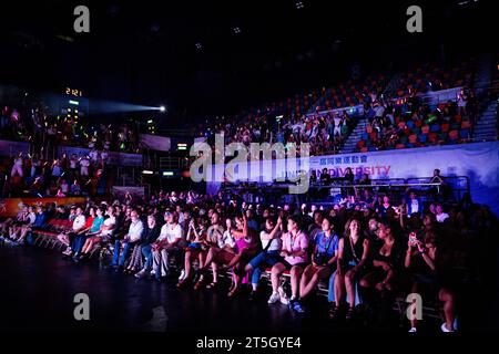 Hong Kong. 05 novembre 2023. Les fans regardent le gala gay Games 2023 au Queen Elizabeth Stadium de Hong Kong SAR le 5 novembre 2023. Crédit : Matt Hunt/Neato/Alamy Live News Banque D'Images