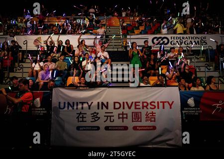 Hong Kong. 05 novembre 2023. Les fans regardent le gala gay Games 2023 au Queen Elizabeth Stadium de Hong Kong SAR le 5 novembre 2023. Crédit : Matt Hunt/Neato/Alamy Live News Banque D'Images
