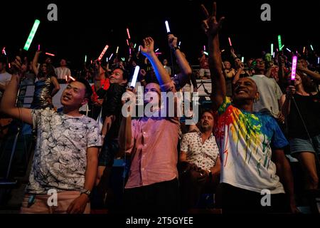 Hong Kong. 05 novembre 2023. Les fans regardent le gala gay Games 2023 au Queen Elizabeth Stadium de Hong Kong SAR le 5 novembre 2023. Crédit : Matt Hunt/Neato/Alamy Live News Banque D'Images