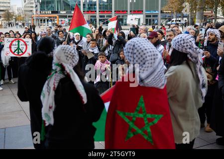 Berlin, Allemagne. 05 novembre 2023. Une cinquantaine de personnes participent à une manifestation pro-palestinienne sur Alexanderplatz. Crédit : Joerg Carstensen/dpa/Alamy Live News Banque D'Images