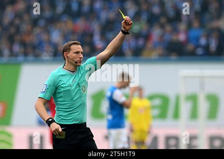 Rostock, Allemagne. 05 novembre 2023. Football : Bundesliga 2, jour de match 12, Hansa Rostock - Hertha BSC à l'Ostseestadion. L'arbitre Martin Petersen montre le carton jaune. Crédit : Sebastian Räppold/Matthias Koch/dpa - NOTE IMPORTANTE: conformément aux règlements de la Ligue allemande de football DFL et de la Fédération allemande de football DFB, il est interdit d'utiliser ou de faire utiliser des photographies prises dans le stade et/ou du match sous forme d'images séquentielles et/ou de séries de photos de type vidéo./dpa/Alamy Live News Banque D'Images