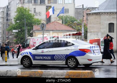 Istanbul, Türkiye. Scène de rue un jour de pluie sur la place Taksim Banque D'Images